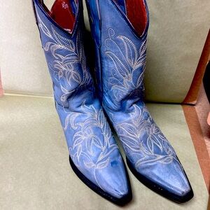 Dan Post SZ 9 barely worn . Great with skirts or jeans . Wear line dancing !